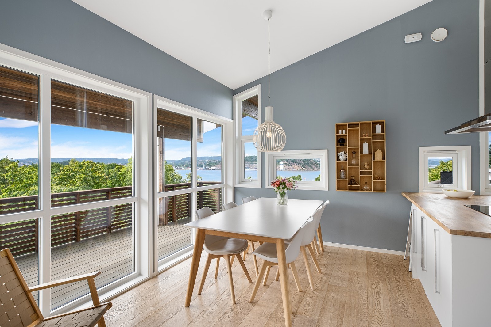 Plass til å innrede med kjøkken med tilhørende stoler Galleribilde