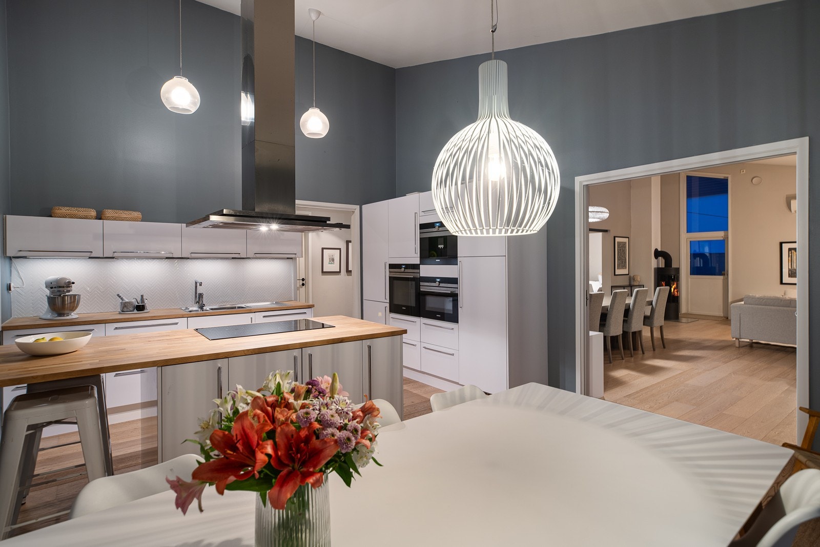 Kjøkkenet matcher resten av hjemmet med sin eleganse og høye funksjonalitet Galleribilde