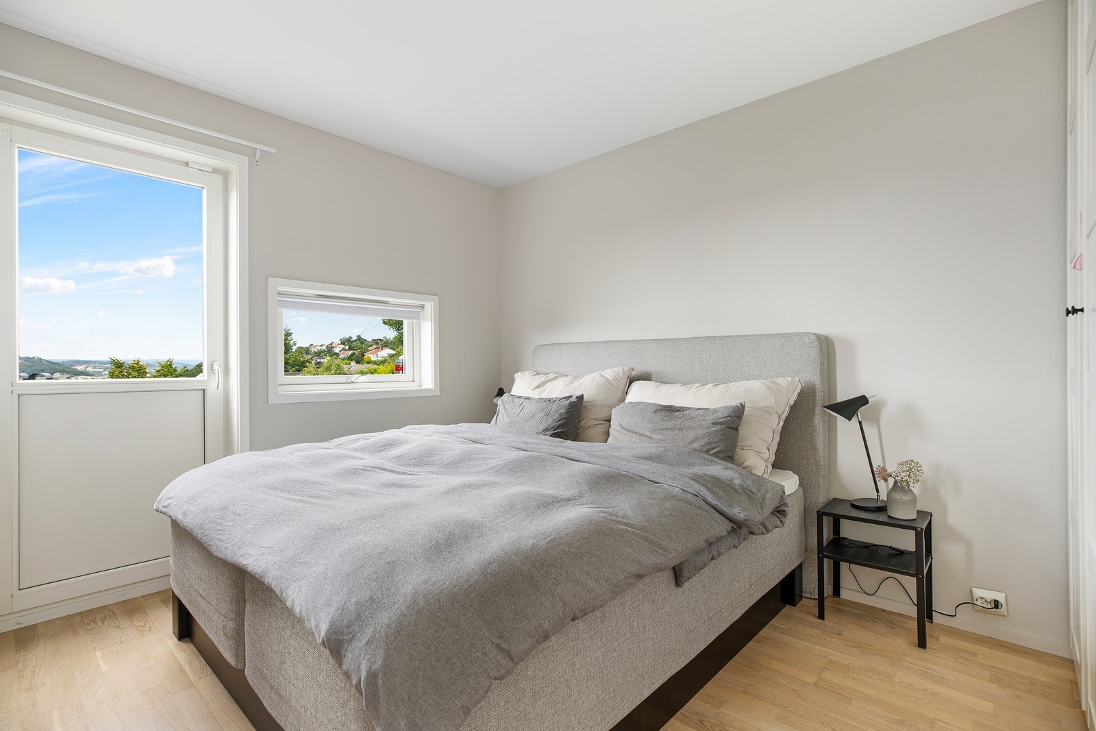 Innbydende hovedsoverom med pent parkettgulv og moderne farger på vegger og tak Galleribilde