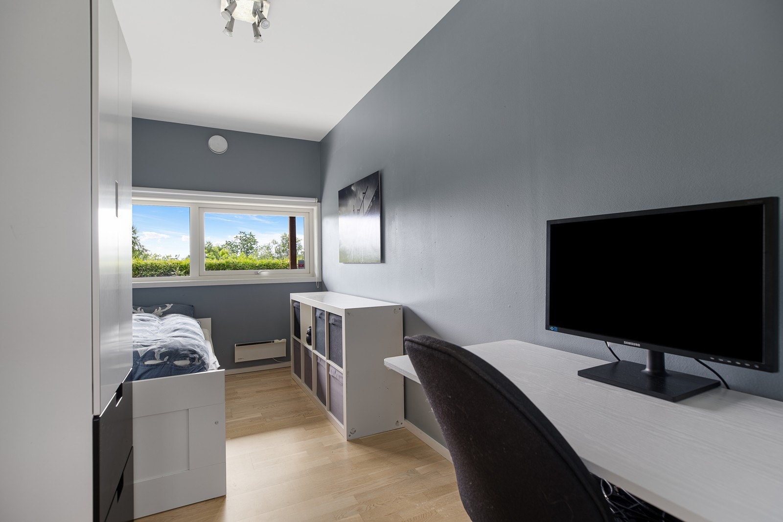 Soverom II - Alle med god plass til seng, nattbord og annet møblement Galleribilde