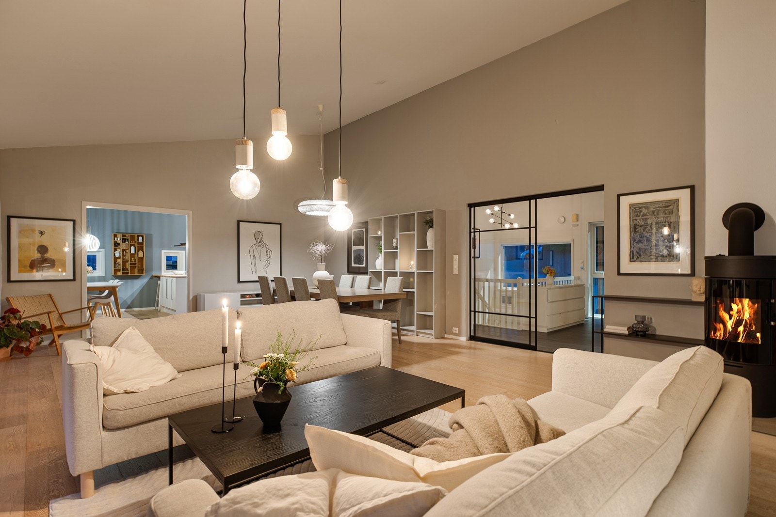 En imponerende stue med pent parkettgulv og moderne farger på veggene Galleribilde