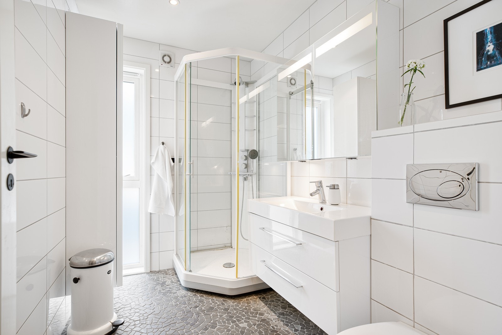 Flislagt bad med fine detaljer. Varmekabler i gulv Galleribilde