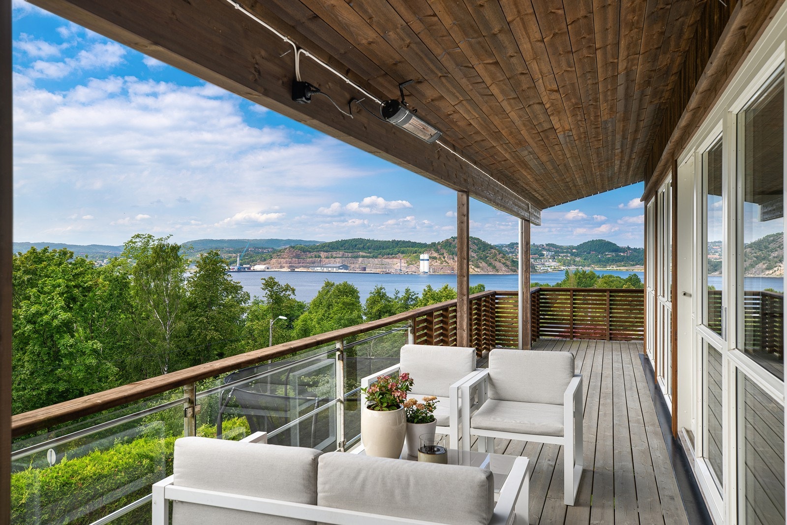 En imponerende, lekker og moderne enebolig boligen med hybel Galleribilde