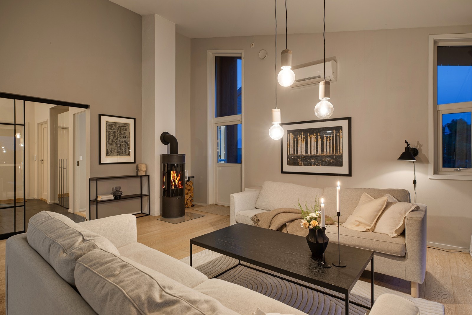 En komfortabel sofaløsning og en spisebordsgruppe passer naturlig inn i rommet Galleribilde