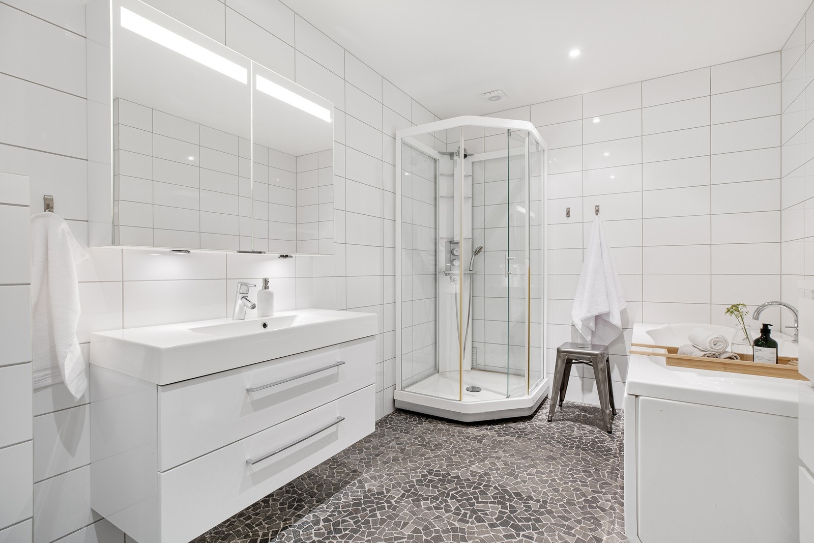 Pent bad med fine detaljer. Varmekabler i gulv Galleribilde