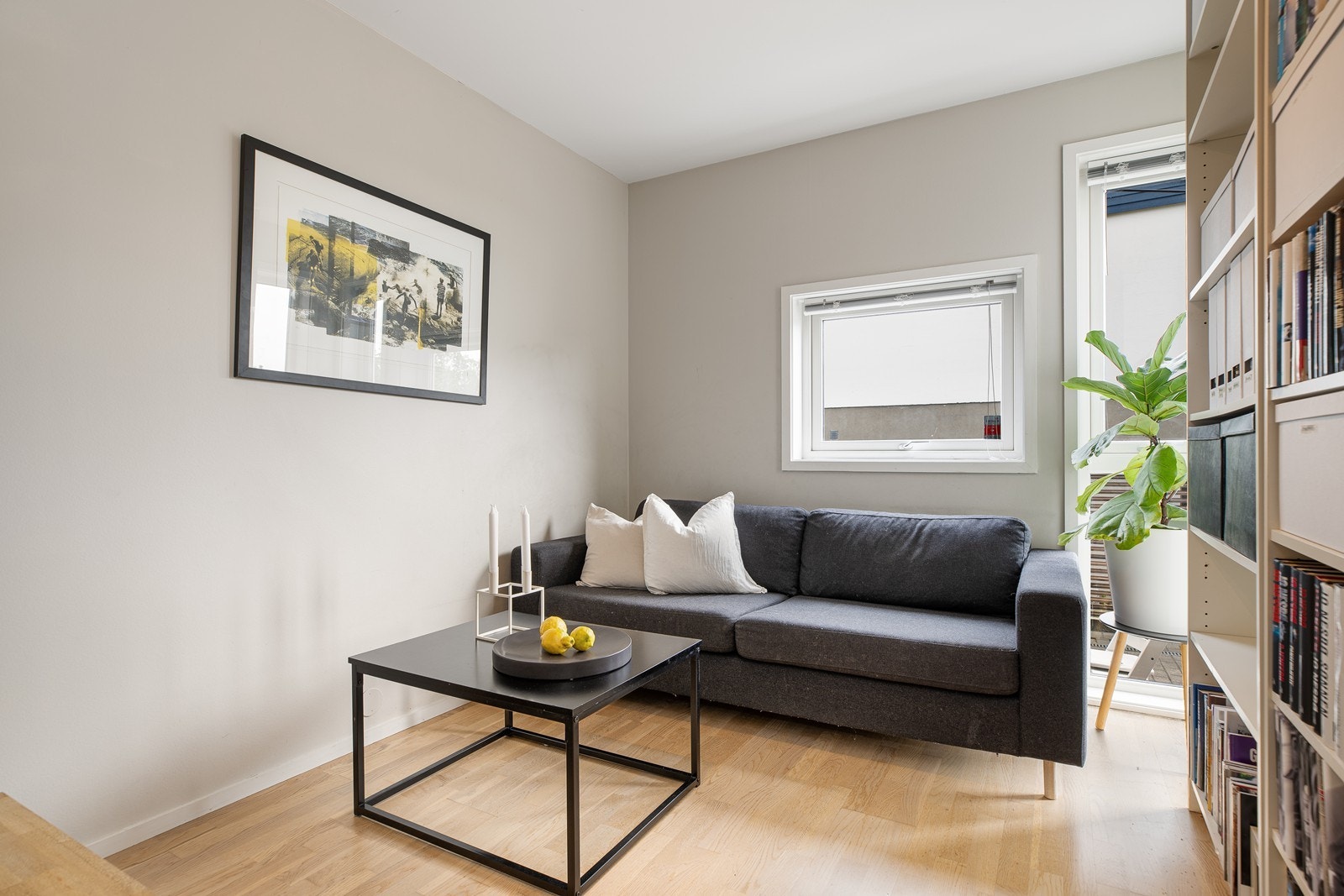 Lyst kontor/tv-stue med ekstra plass til lek og aktivitet Galleribilde