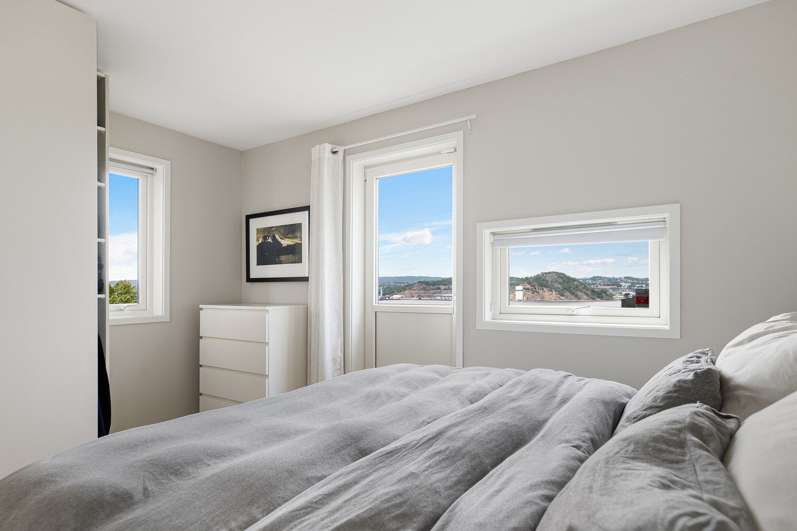 Rommet er utstyrt med flere garderober som gir rikelig med oppbevaringsplass og bidrar til et ryddig og organisert utseende Galleribilde