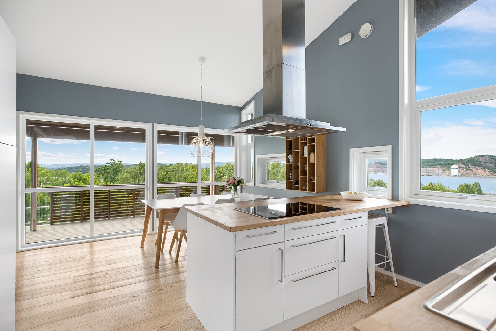 Kjøkkenet er fullt utstyrt med integrerte hvitevarer Galleribilde