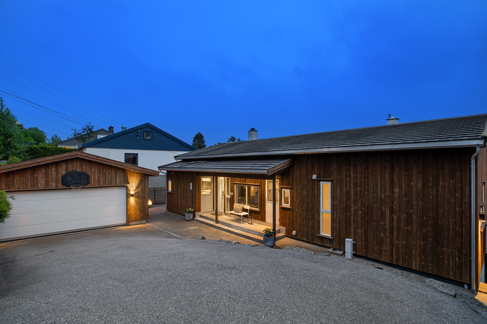 Stor gårdsplass med plass til flere biler, samt god plass til parkering i dobbel garasje med El-bil lader Galleribilde