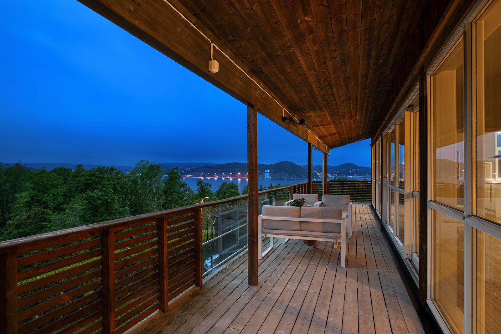 Terrassen gir gode muligheter for å møblere med sittegrupper, grill og beplantning Galleribilde