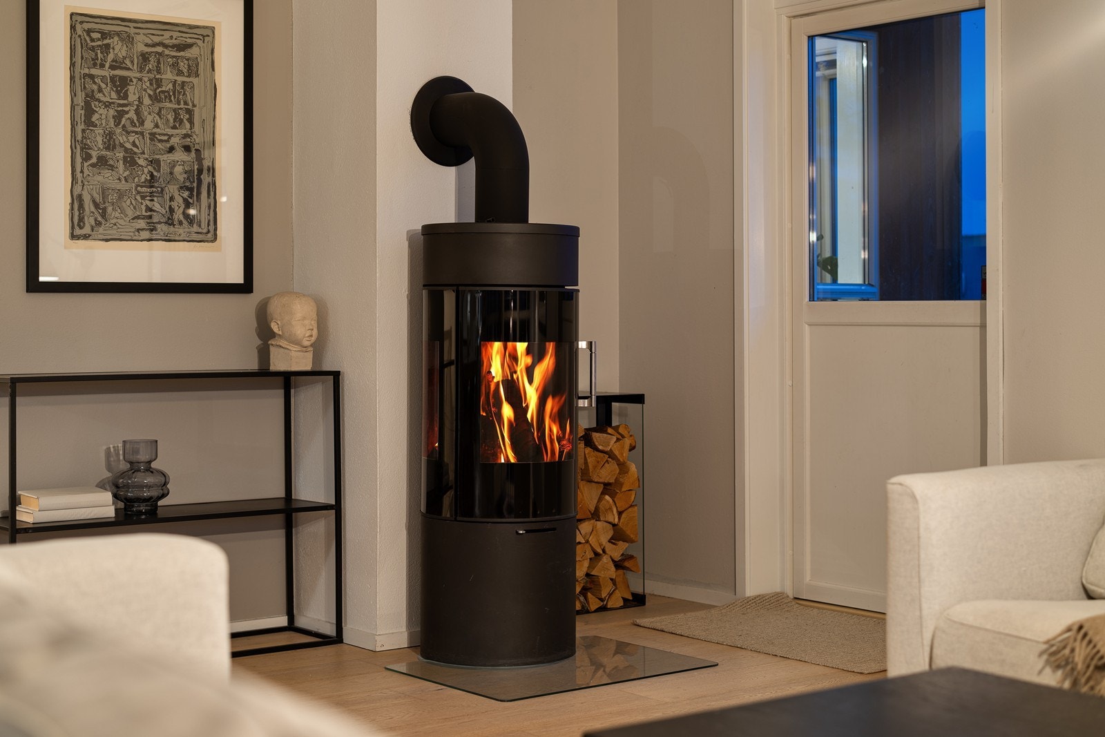 En moderne vedovn skaper en varm og innbydende atmosfære i rommet Galleribilde