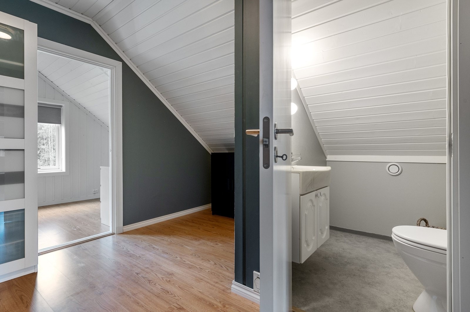 I tilknytning til soverommene i 2. etasje har du et praktisk ekstra toalettrom med vinylbelegg på gulv og mekanisk avtrekk. Galleribilde