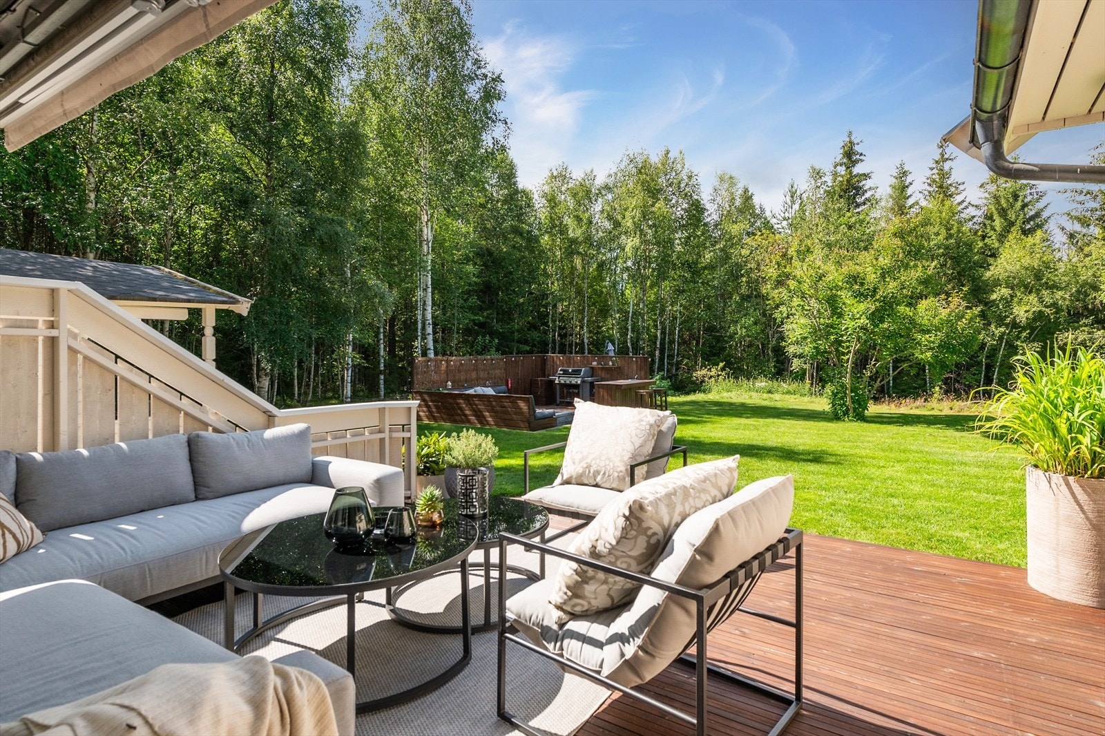 Fantastisk flott beliggenhet med frodige bymarka rett utenfor hagen! Galleribilde