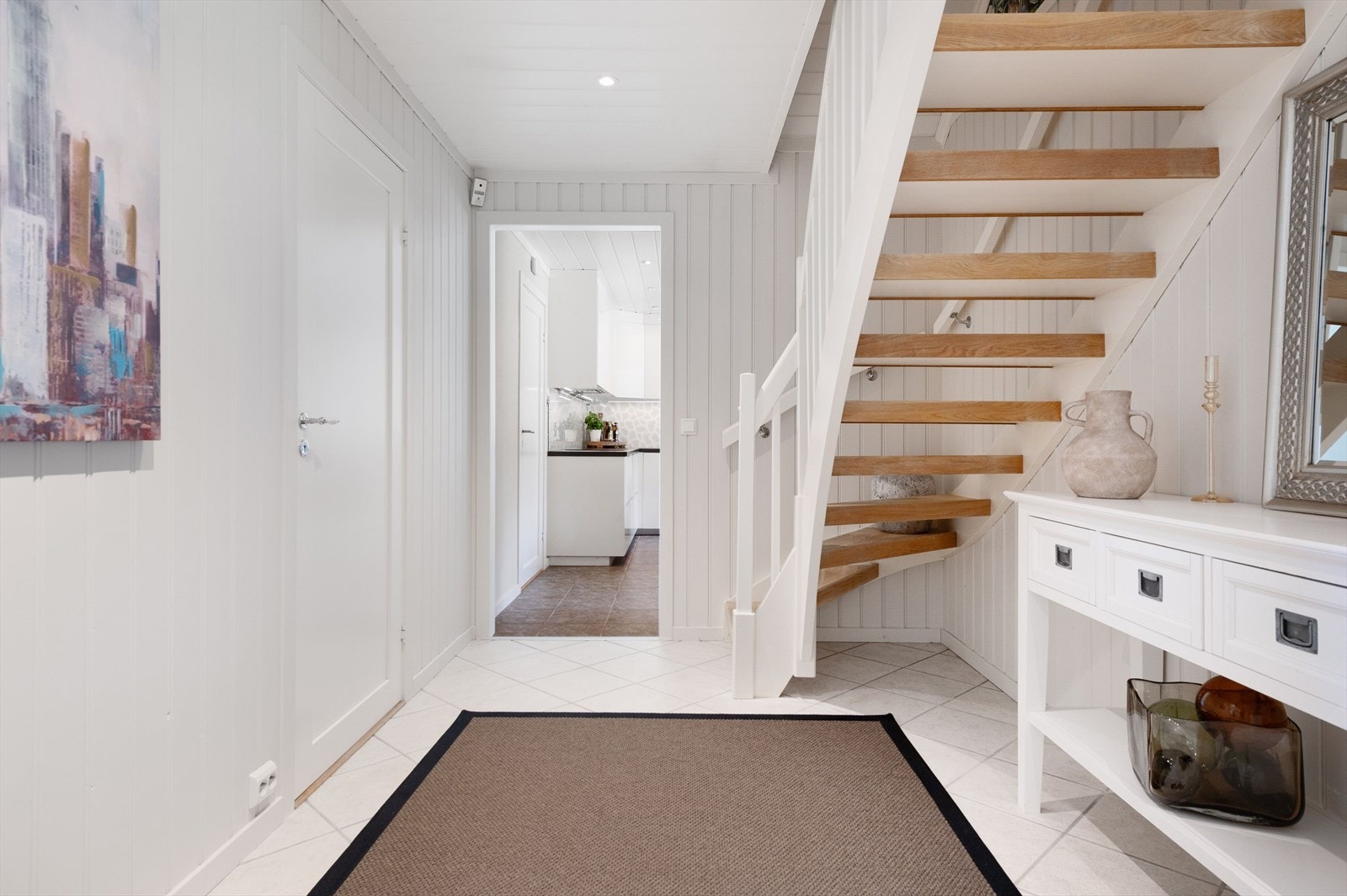 Gangen fungerer som et knutepunkt i boligen med adkomst til både stuen, kjøkkenet, 2 soverom og baderommet. Galleribilde