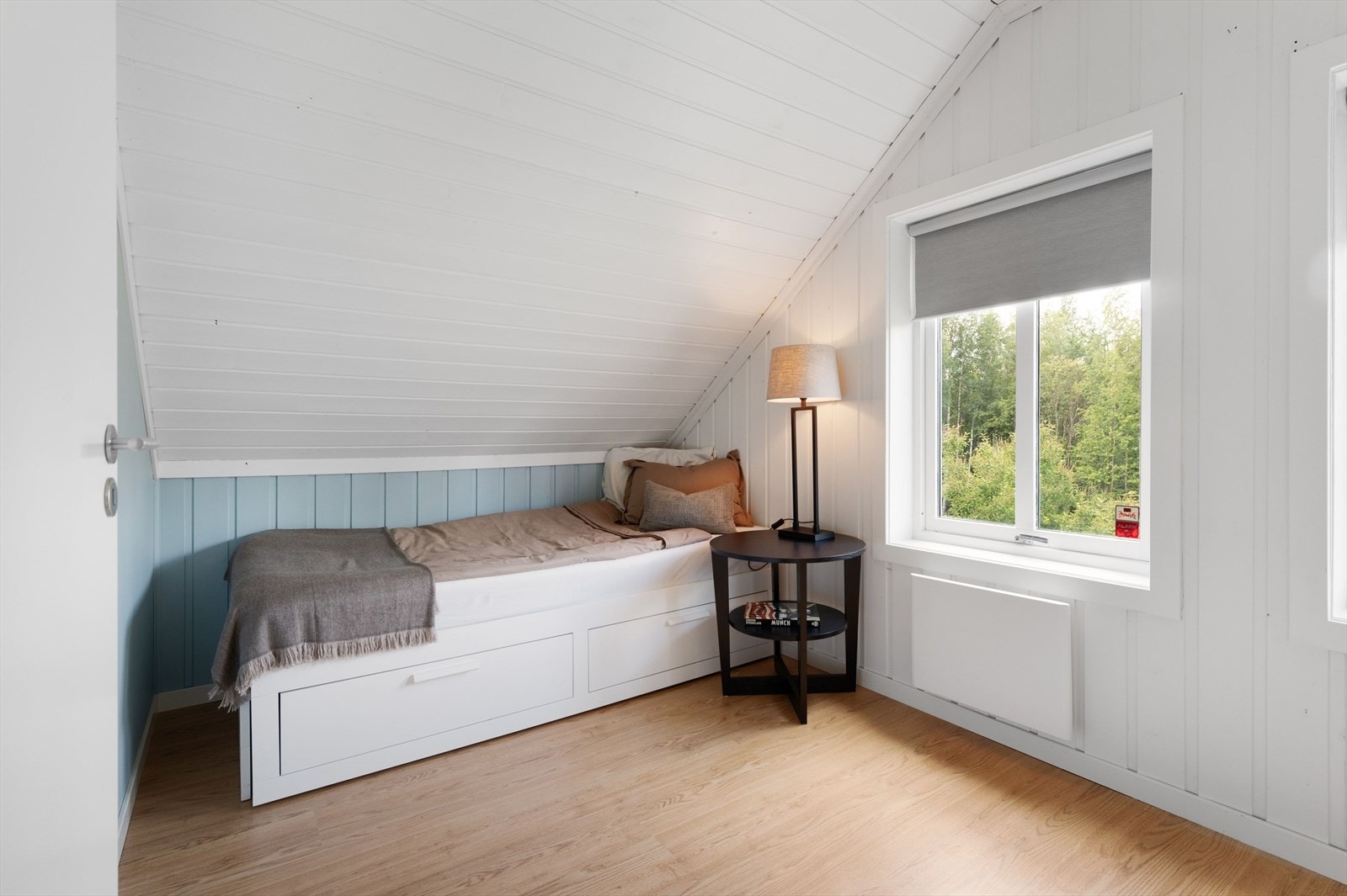 Soverom 4 er et lyst og hyggelig rom med god plass til både seng, kontorpult og kommoder. Galleribilde