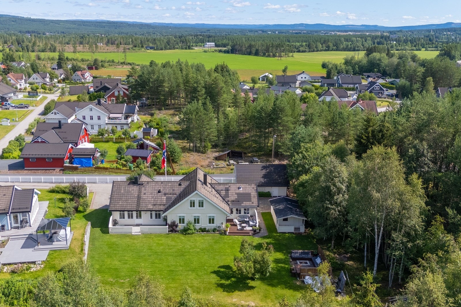 Dette er en flott eiendom med svært attraktiv beliggenhet i et barnevennlig nabolag på Vestad. Galleribilde