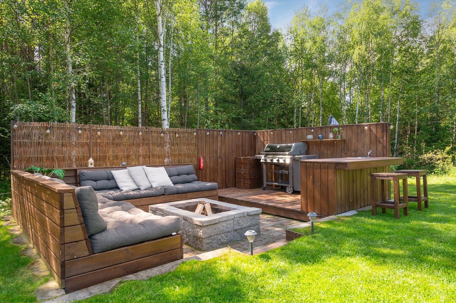 I hagen er det en utrolig flott uteplass som ble bygget i ca. 2021. Terrassen har plassbygde sittebenker, bålplass, levegger og barløsning med vask. Dette er uten tvil den perfekte plassen for lange og late sommerdager! Galleribilde