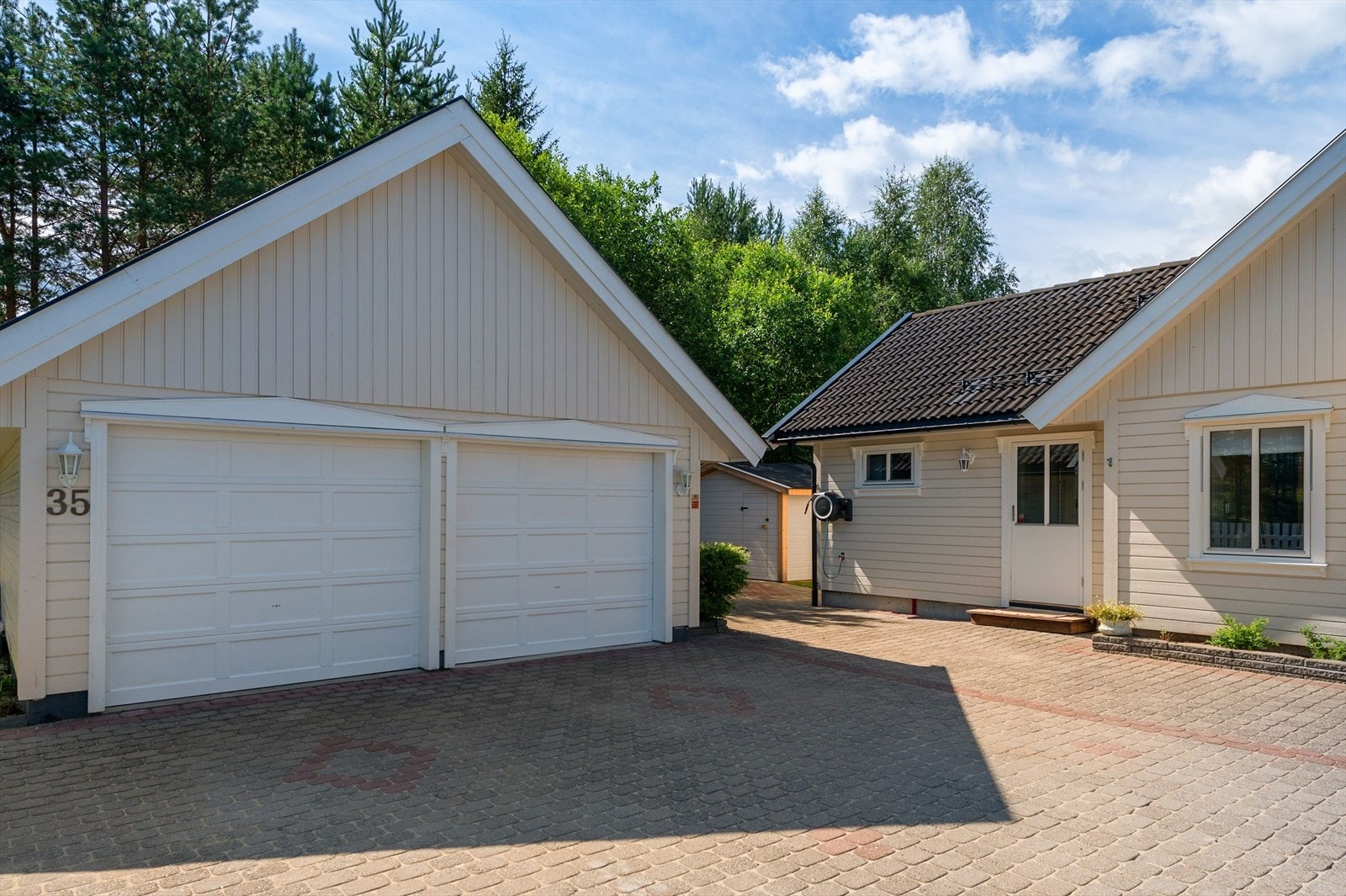 Dobbeltgarasje på 44m² som består av garasje med elbil-lader og utvendig bod i bakkant. Galleribilde