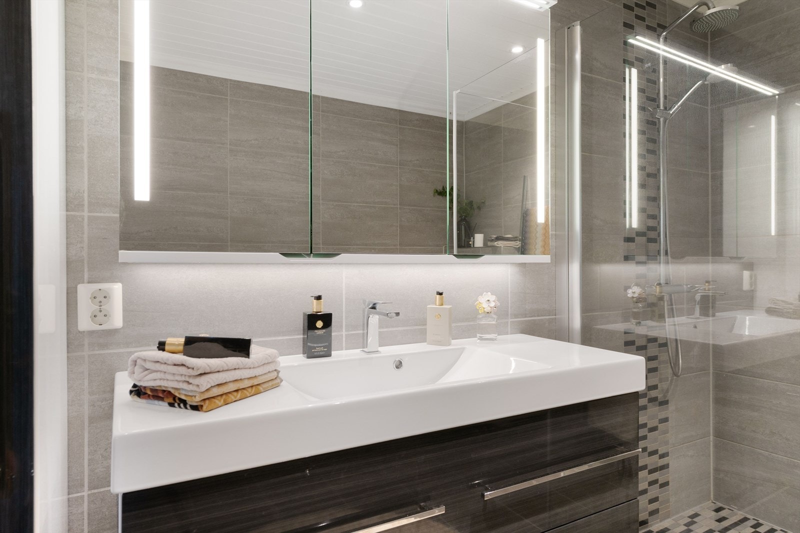 Boligen har et flott baderom som ble pusset opp av firma i 2015. Baderommet har moderne fliser på gulv og vegger, vannbåren gulvvarme, downlights i himlingen og mekanisk avtrekk. Galleribilde