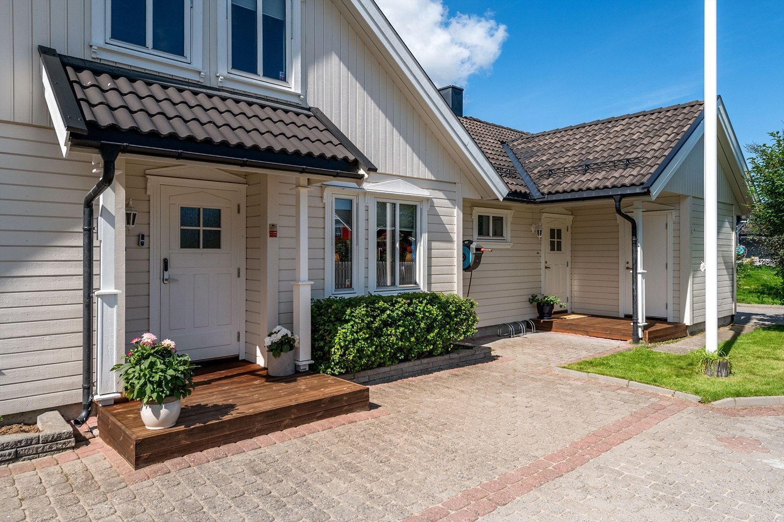 Du ønskes velkommen inn via et hyggelig overbygget inngangsparti med terrasseplatting. Praktisk med kodelås montert på ytterdøren. Galleribilde