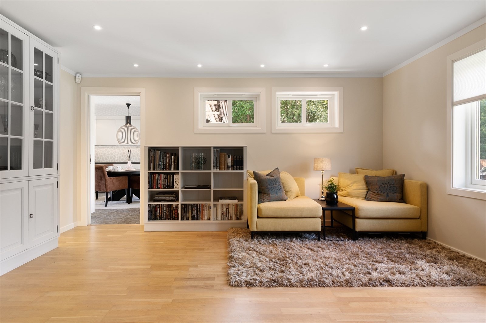 Stuen er det naturlige oppholdsrommet i boligen, og er et stort, lyst og fint rom. Galleribilde