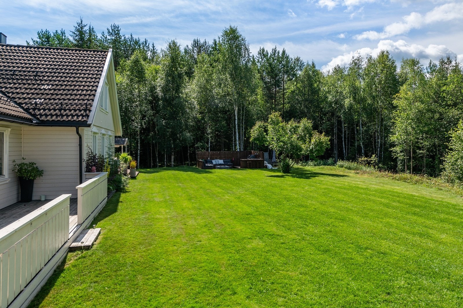 Her er det god boltringsplass for både to- og firebeinte! Galleribilde