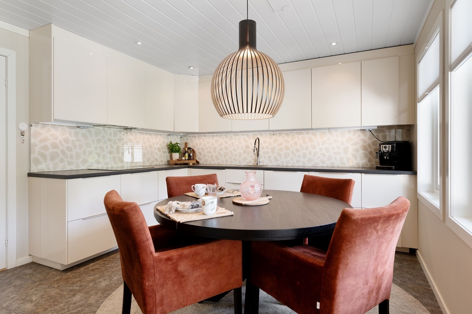 På kjøkkenet er det plass til et spisebord som gjør at også kjøkkenet blir et naturlig oppholdsrom og samlingspunkt. Galleribilde