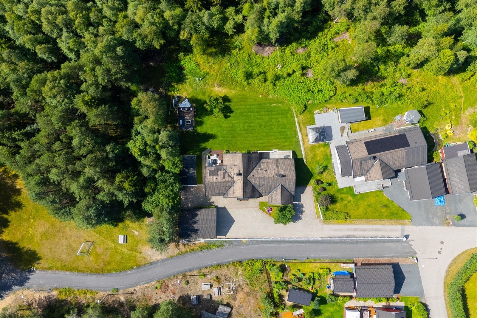 Lekeplasser og marka rett utenfor døren gjør nabolaget godt tilrettelagt for både liten og stor i familien. Galleribilde