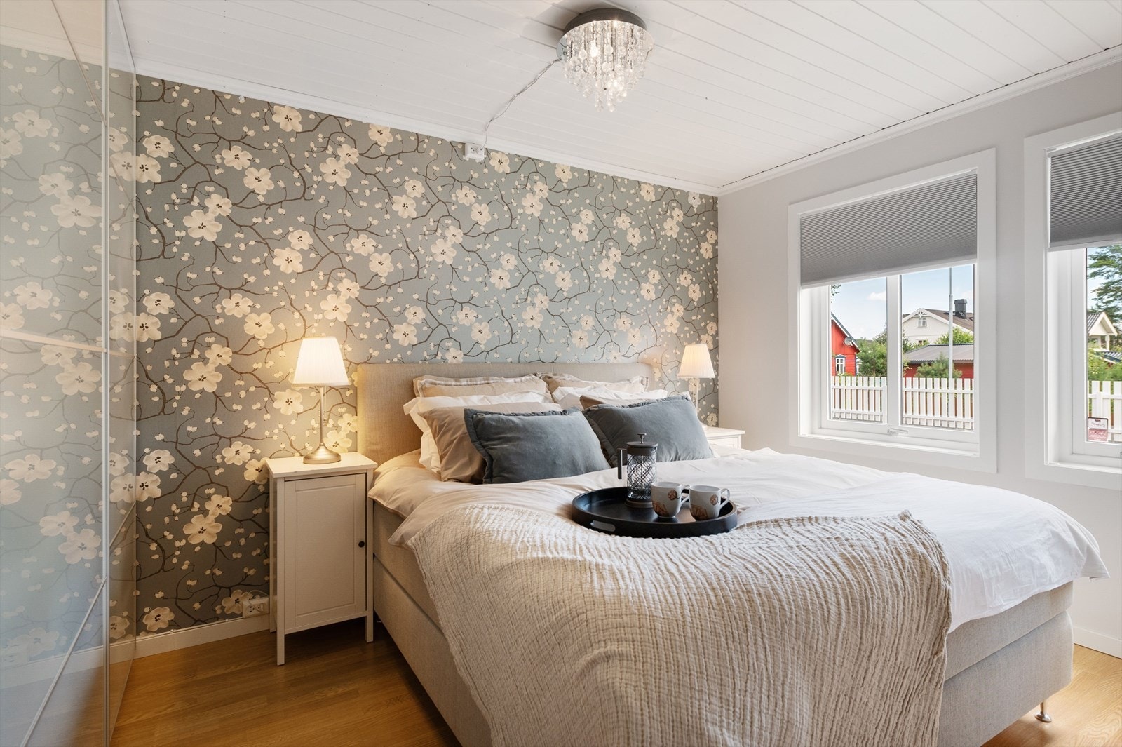 Stort og innbydende hovedsoverom med god oppbevaringsplass i stor skyvedørsgarderobe. Galleribilde