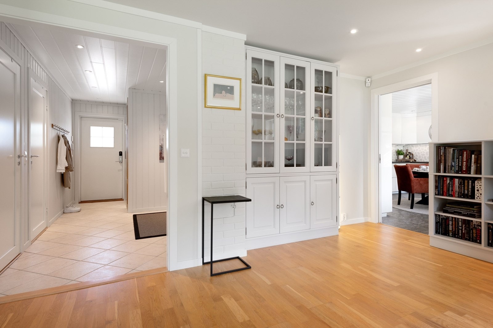 Det er vannbåren gulvvarme som sørger for god varme i både hoveddelen og leiligheten. Galleribilde