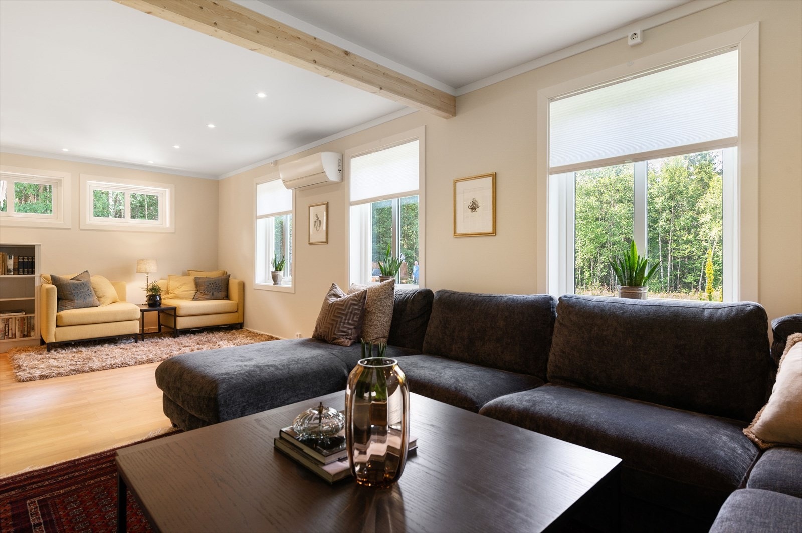 I tillegg til vannbåren gulvvarme er det montert luft-til-luft varmepumpe fra 2017 på vegg i stuen. Galleribilde