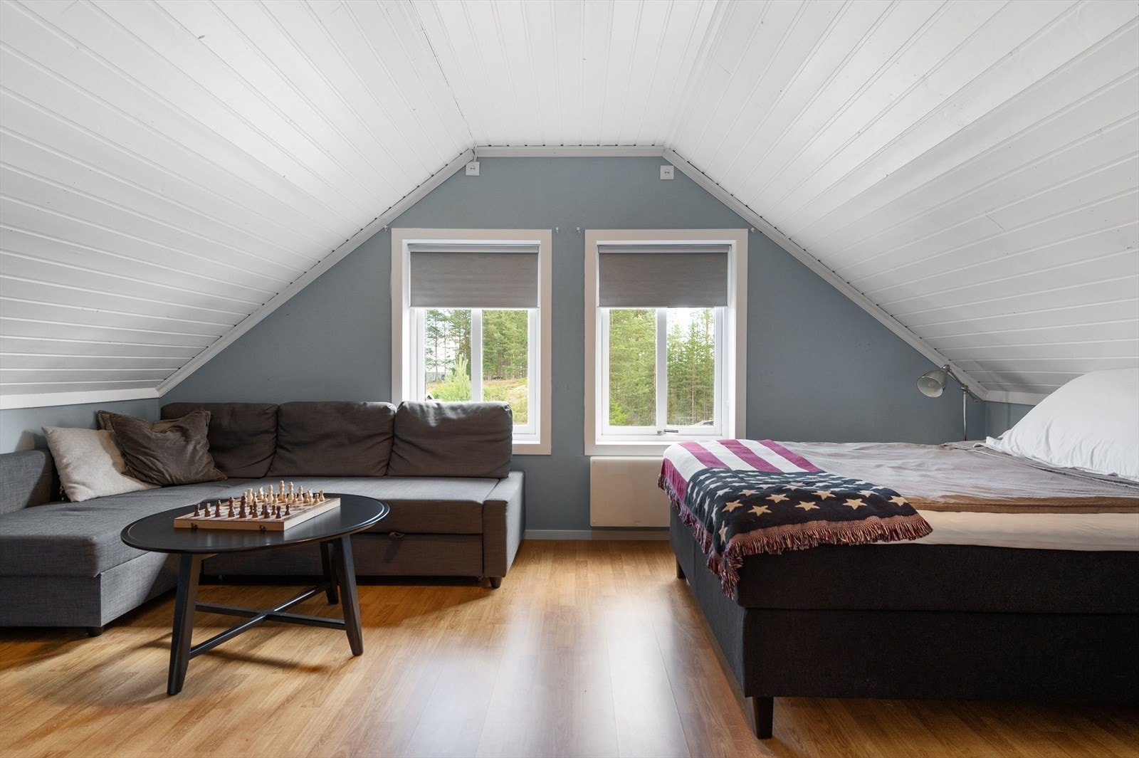 Soverom 3 er et lyst og fint rom av generøs størrelse. Soverommet har to store vindusflater som slipper inn rikelig med naturlig lys. Galleribilde