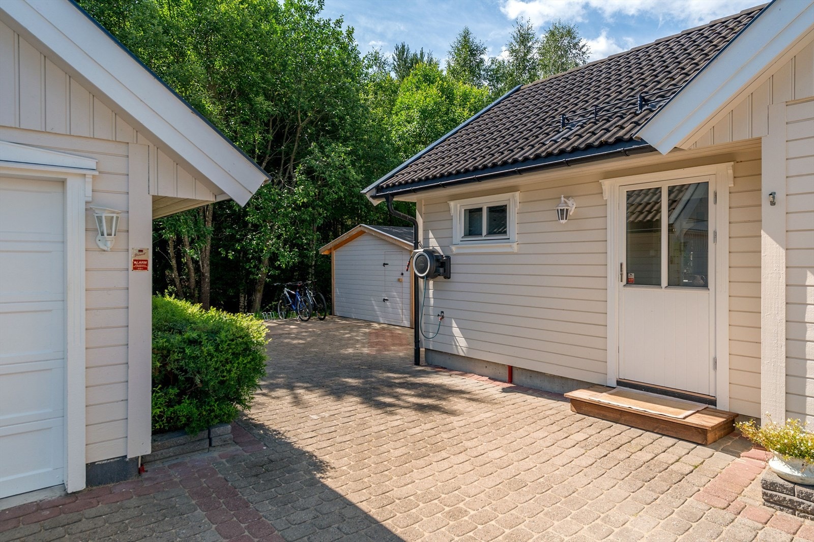 Boligen ligger på en fin endetomt som gir en meget god beliggenhet på feltet. Beliggenheten på enden gjør at eiendommen grenser mot bymarka både mot syd og vest. Galleribilde