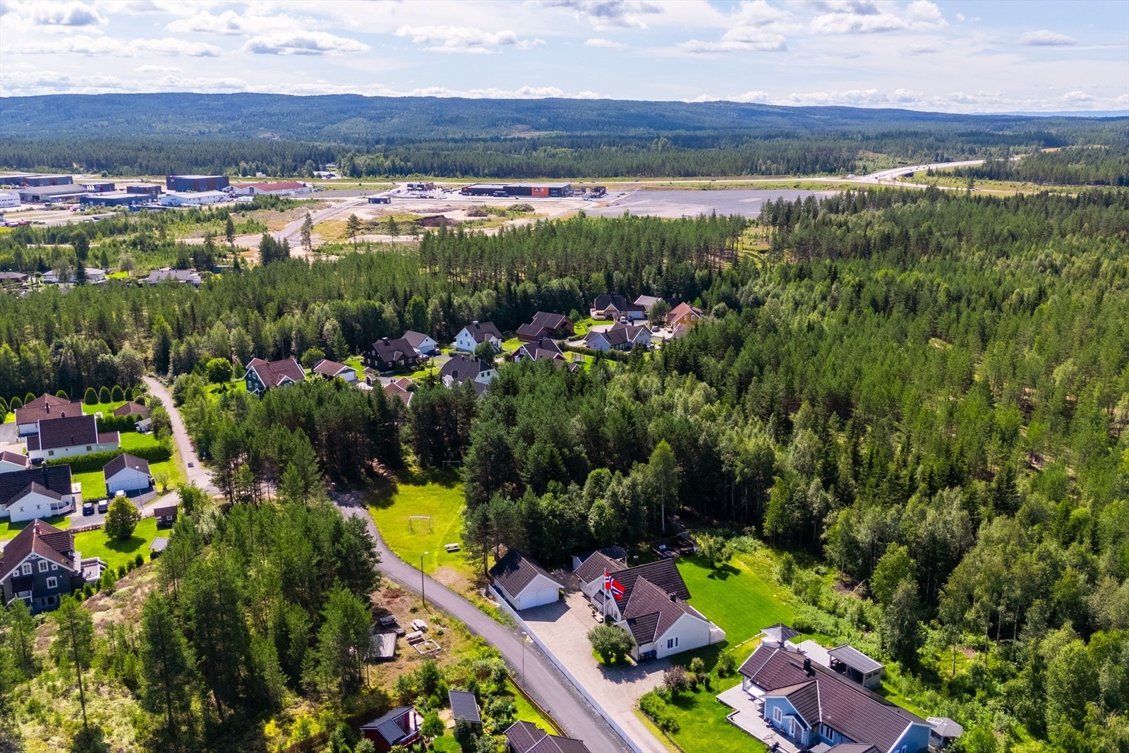 Vestad er en spennende bydel under stadig utvikling og har blitt et senter for store kjeder innenfor biler, blomster, byggevarer, møbler og interiør. Dette gjør at du finner mye av det du trenger i nærområdet. Galleribilde