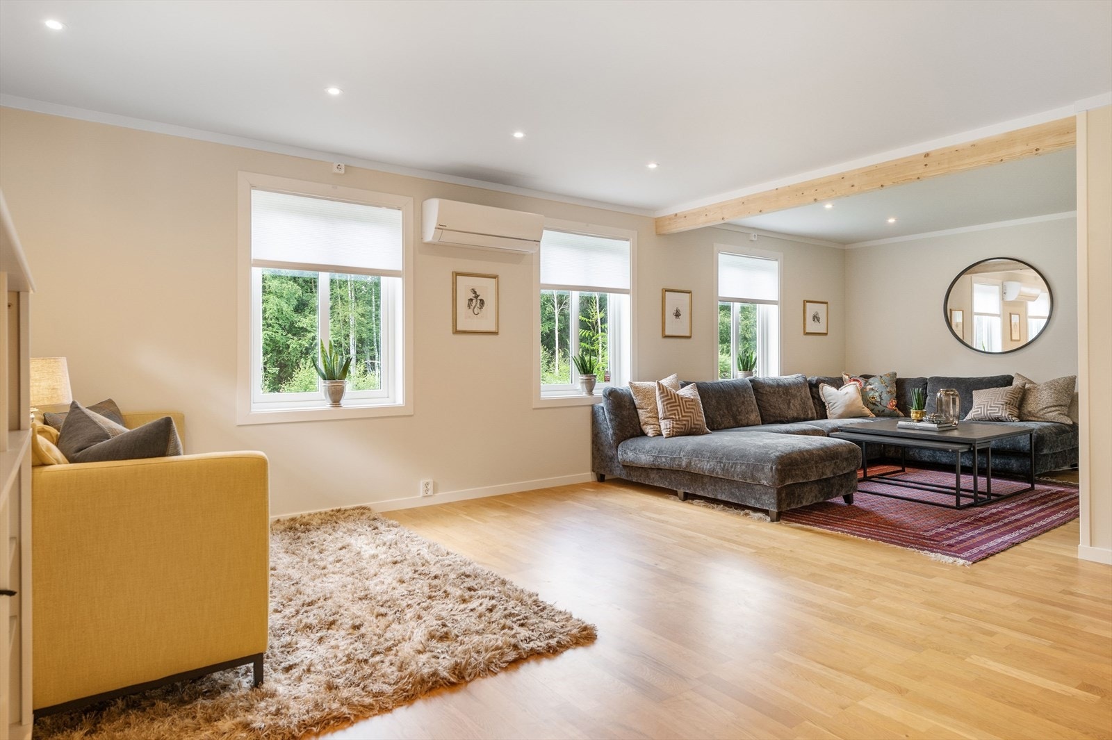 Stuen har flere store vindusflater som slipper inn rikelig med naturlig lys, samtidig som det ikke er innsyn og frodig utsyn mot marka. Galleribilde