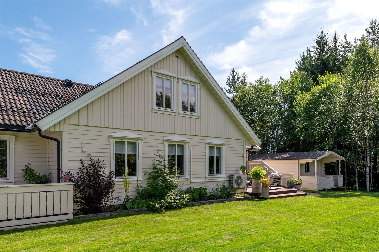 I hagen er det også en frittliggende utebod på 19m² som består av 2 lagerrom. Galleribilde