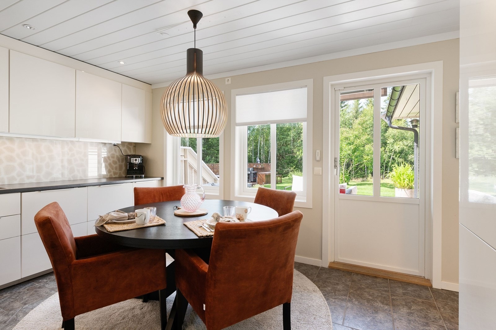 Boligen har et lyst og pent spisekjøkken med utgang til solrik terrasse og hage. Galleribilde