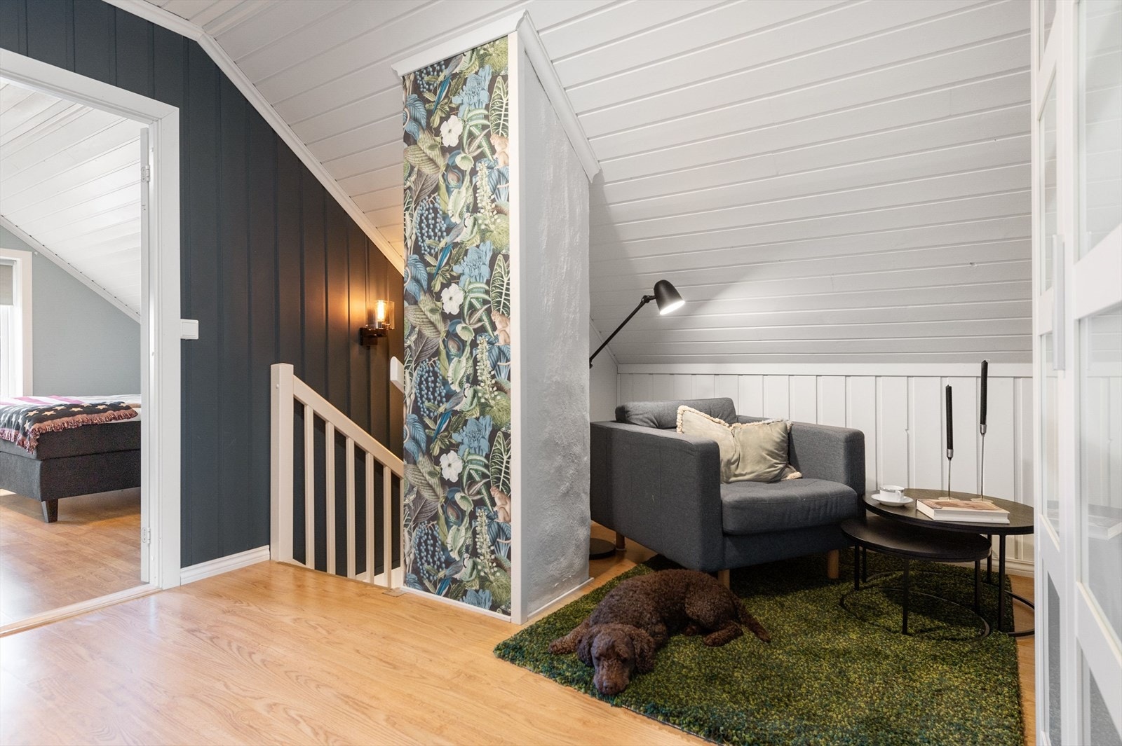 Vi tar turen opp til boligens 2. etasje som inneholder gang/trapperom, 2 soverom og et toalettrom. Galleribilde