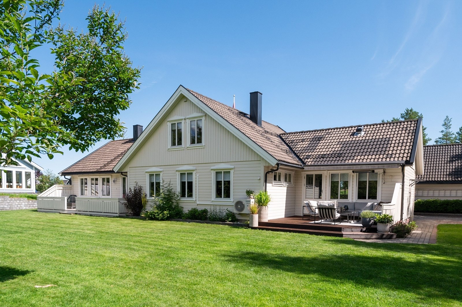 Terrassen og hagen vender mot vest som sørger for gode solforhold til sent på kveld. Galleribilde