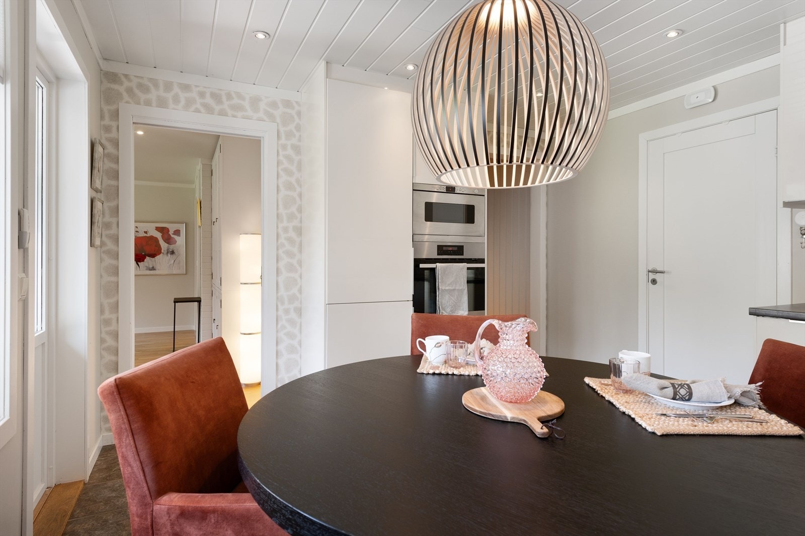 Kjøkkenet er fullt utstyrt med medfølgende integrerte hvitevarer som nedfelt platetopp, stekeovn og mikrobølgeovn i høyskap, oppvaskmaskin og kjøleskap med frysedel. Galleribilde