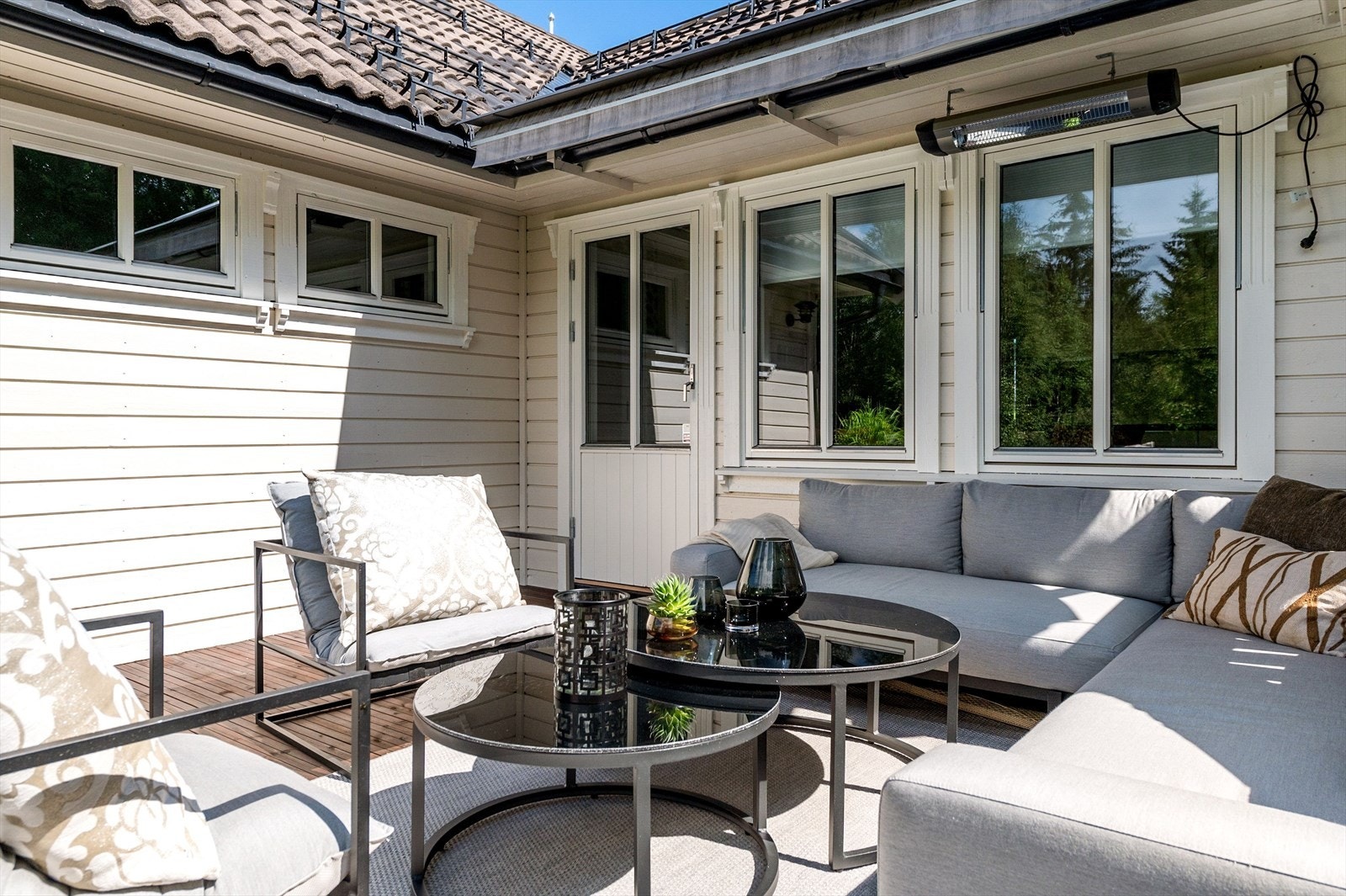 Terrassen har terrassebord på gulv og god plass til sittegruppe etter eget ønske. Det er montert både markise og varmelampe. Galleribilde