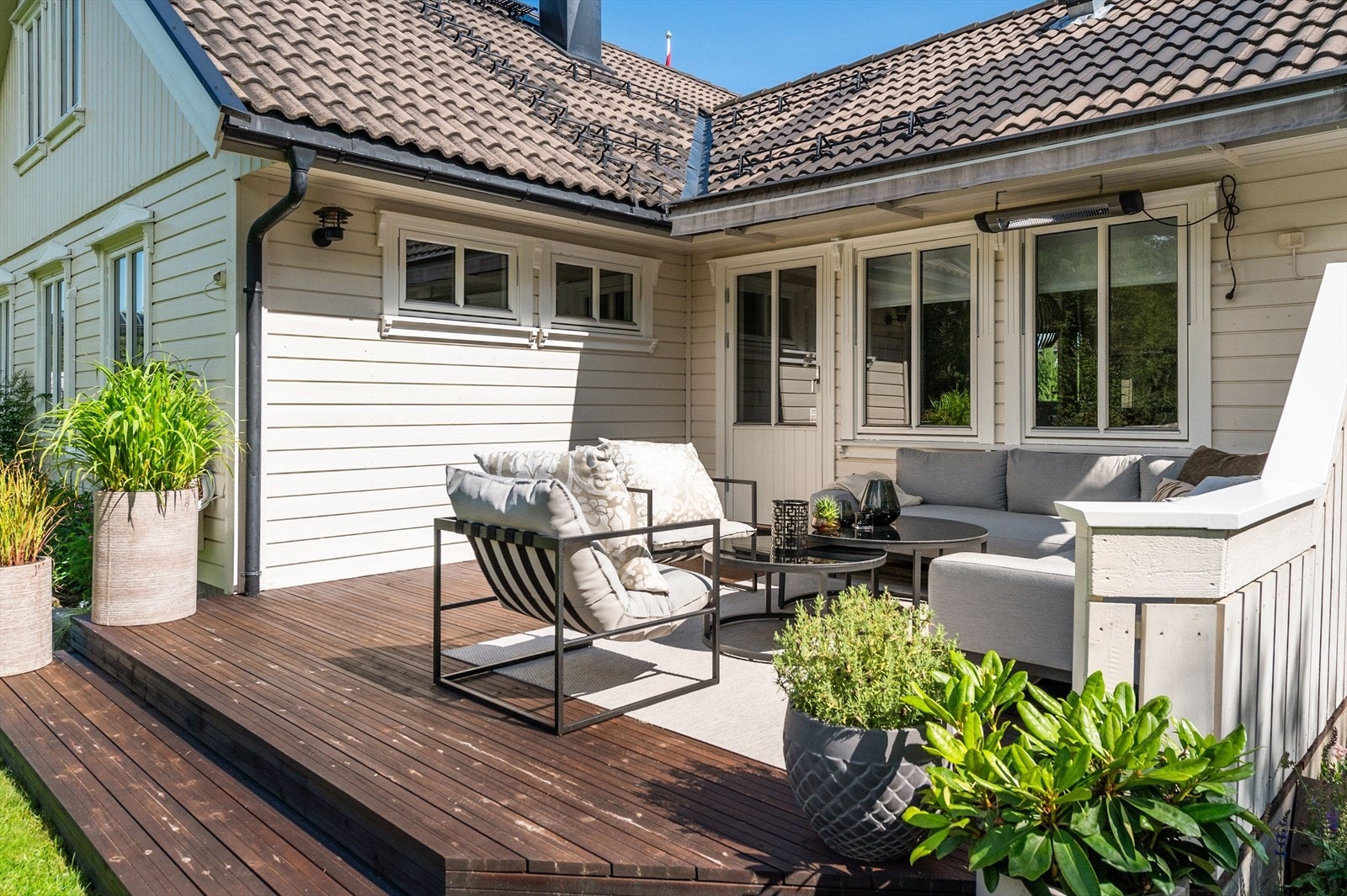 Fra kjøkkenet har du utgang til en fin og solrik vestvendt terrasse på ca. 19m². Galleribilde