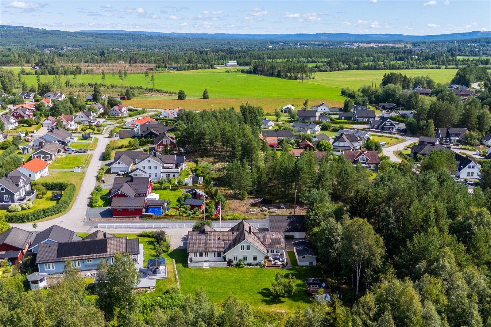 Fra eiendommen er det kort avstand til barnehager, barneskole og matbutikker. Galleribilde
