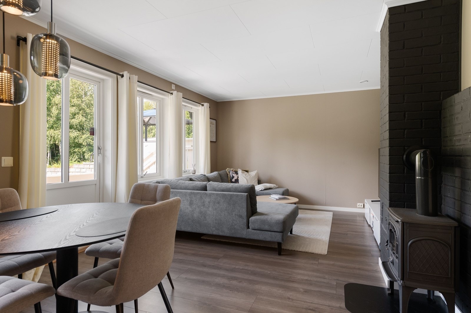 Leiligheten holder en gjennomgående god og moderne standard. Det er åpen stue- og kjøkkenløsning med utgang til terrasse. Galleribilde