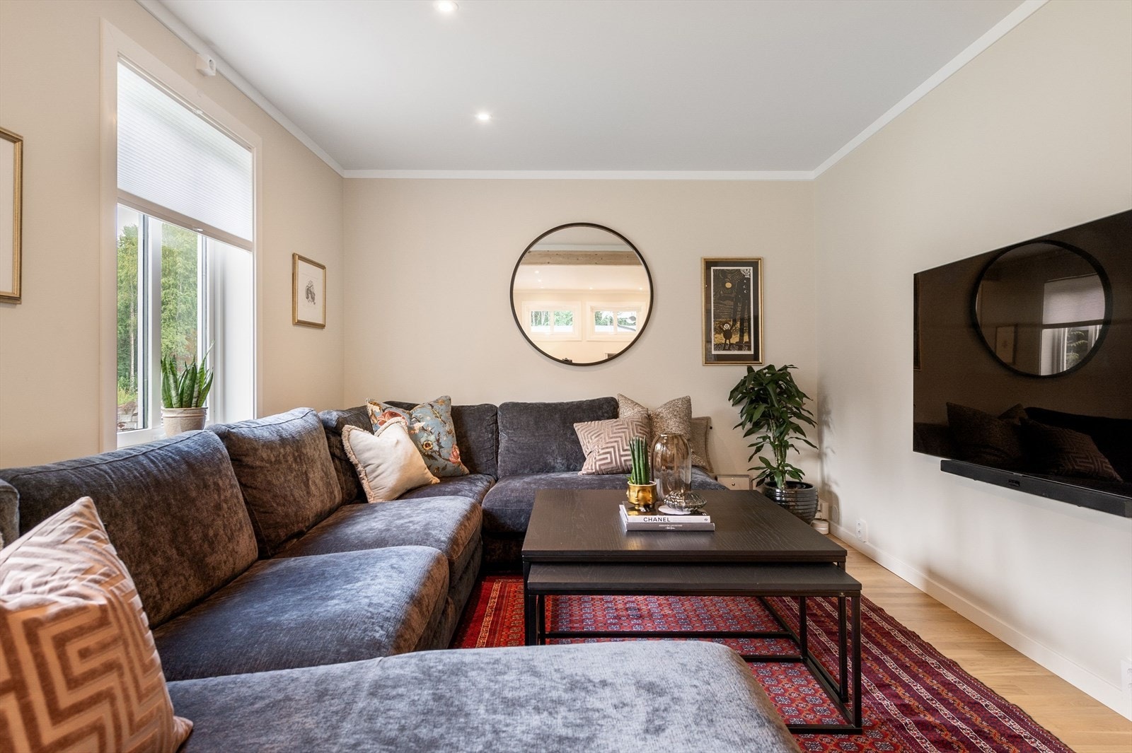 Stuen er romslig og kan enkelt innredes med ulike soner og sittergrupper. Galleribilde