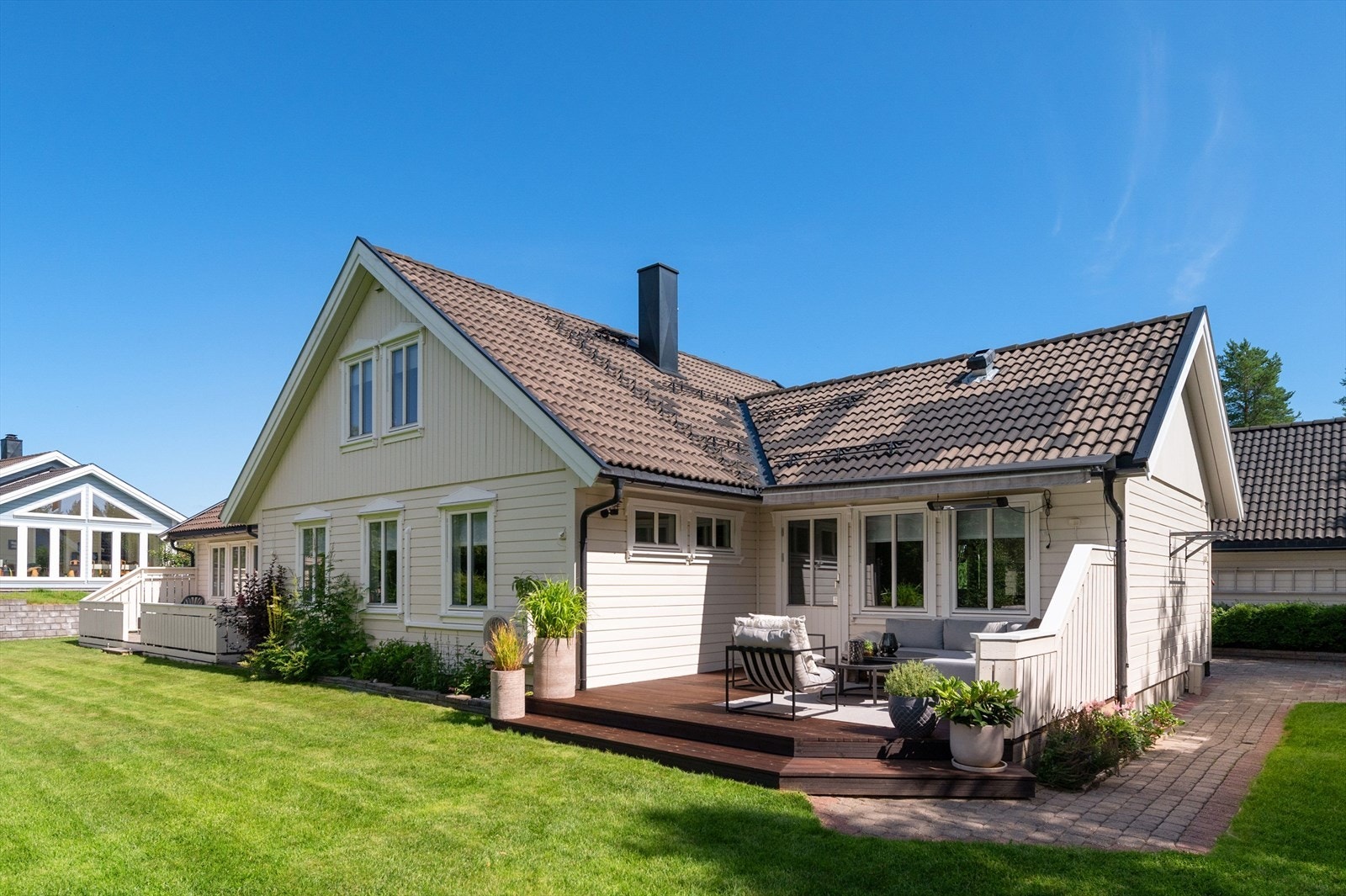 Fra terrassen har du videre adkomst til stor hage opparbeidet med plen. Galleribilde