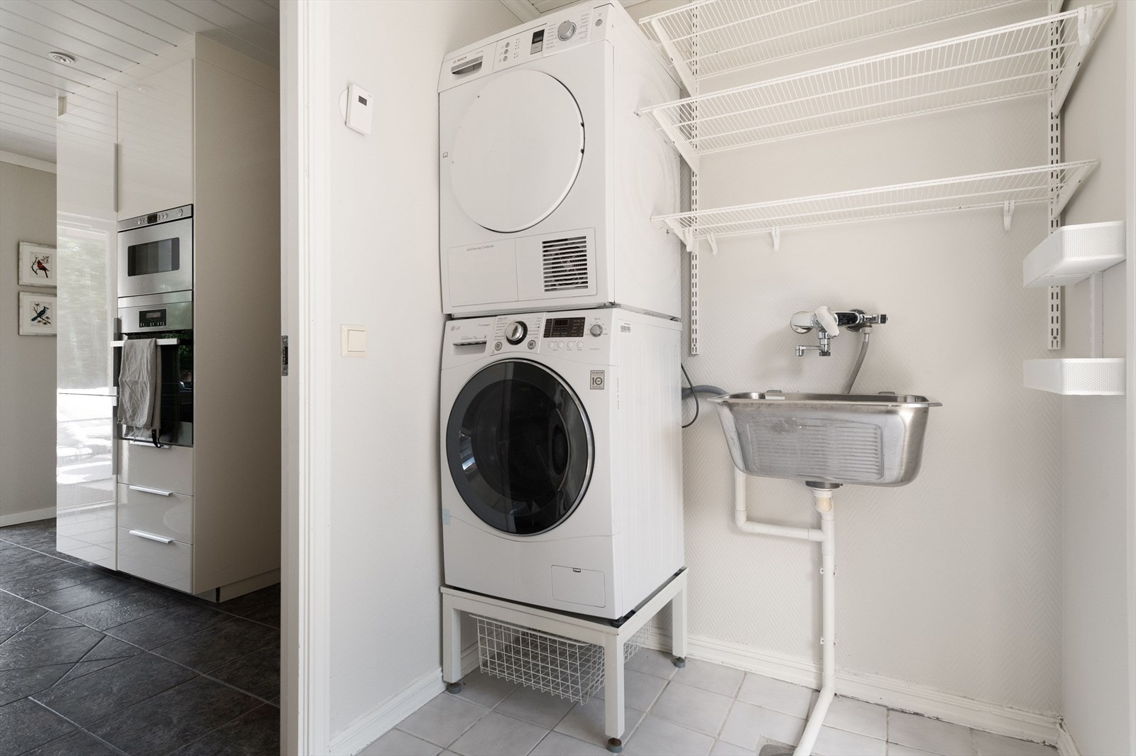 Boligen har også et lyst og praktisk separat vaskerom med egen utgangsdør. Galleribilde