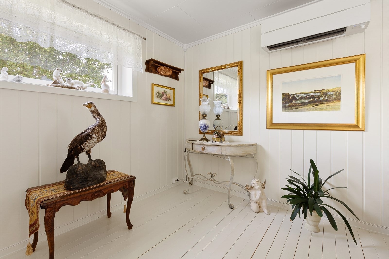 I stuen ble det montert en luft-til-luft varmepumpe i 2022. Galleribilde