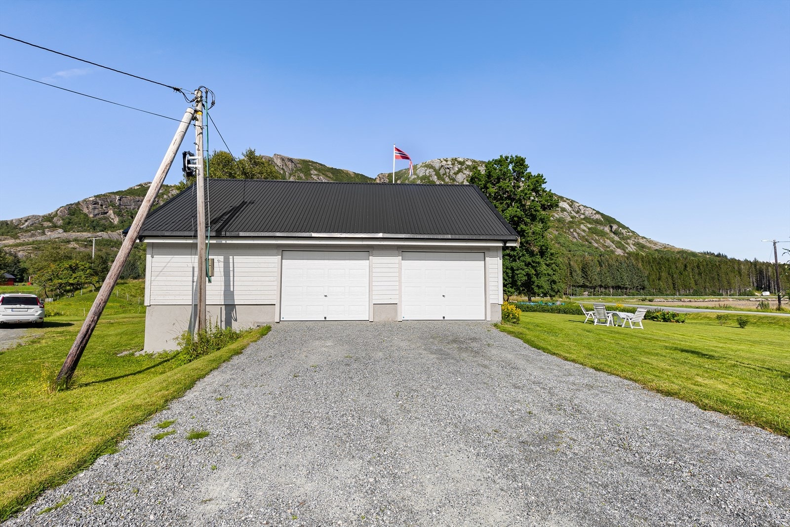 Det er parkering i dobbelgarasje som har to nyere isolerte leddporter i stål. Galleribilde