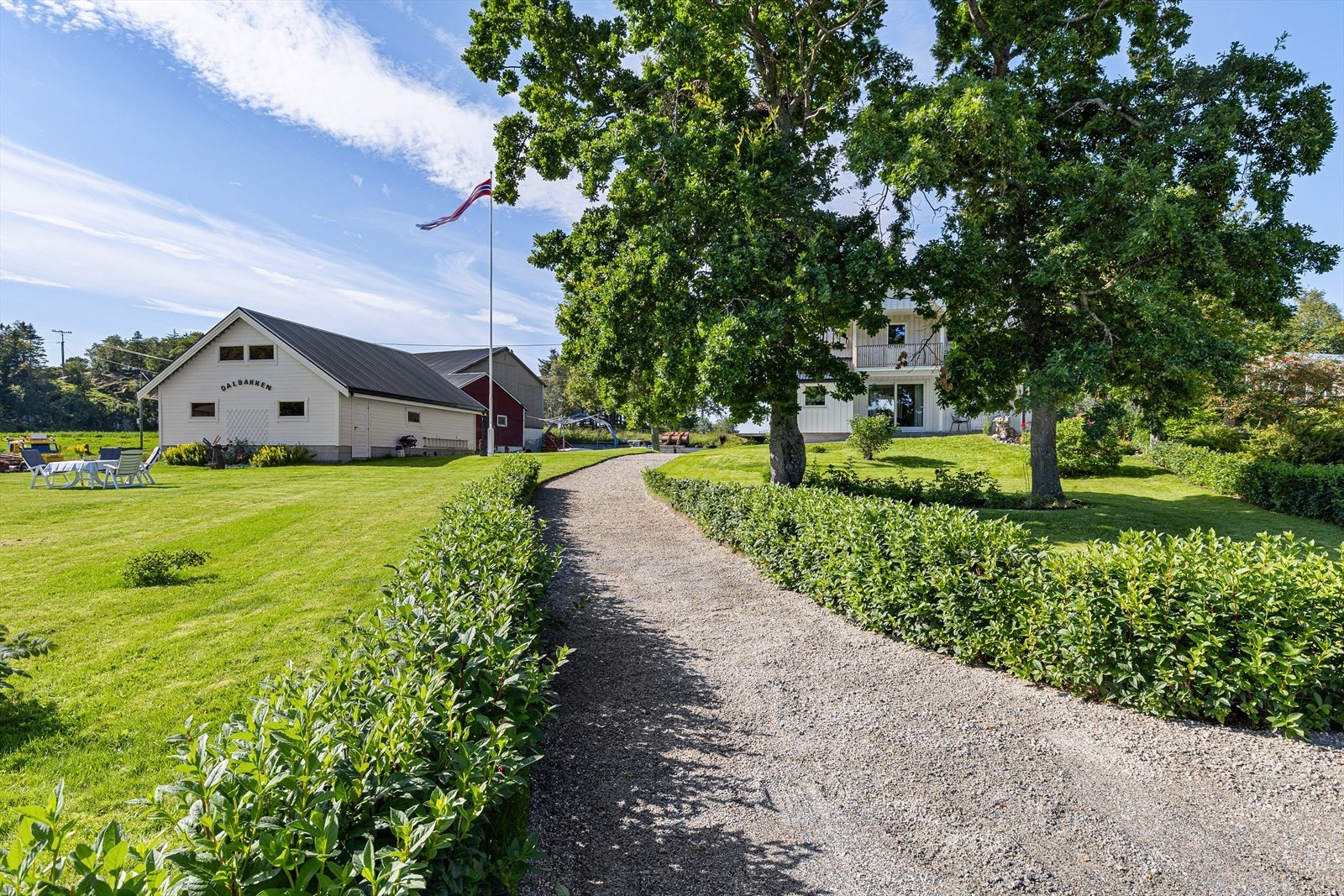 Eiendommen har en velstelt og frodig tomt på godt over 1,6 mål. Galleribilde